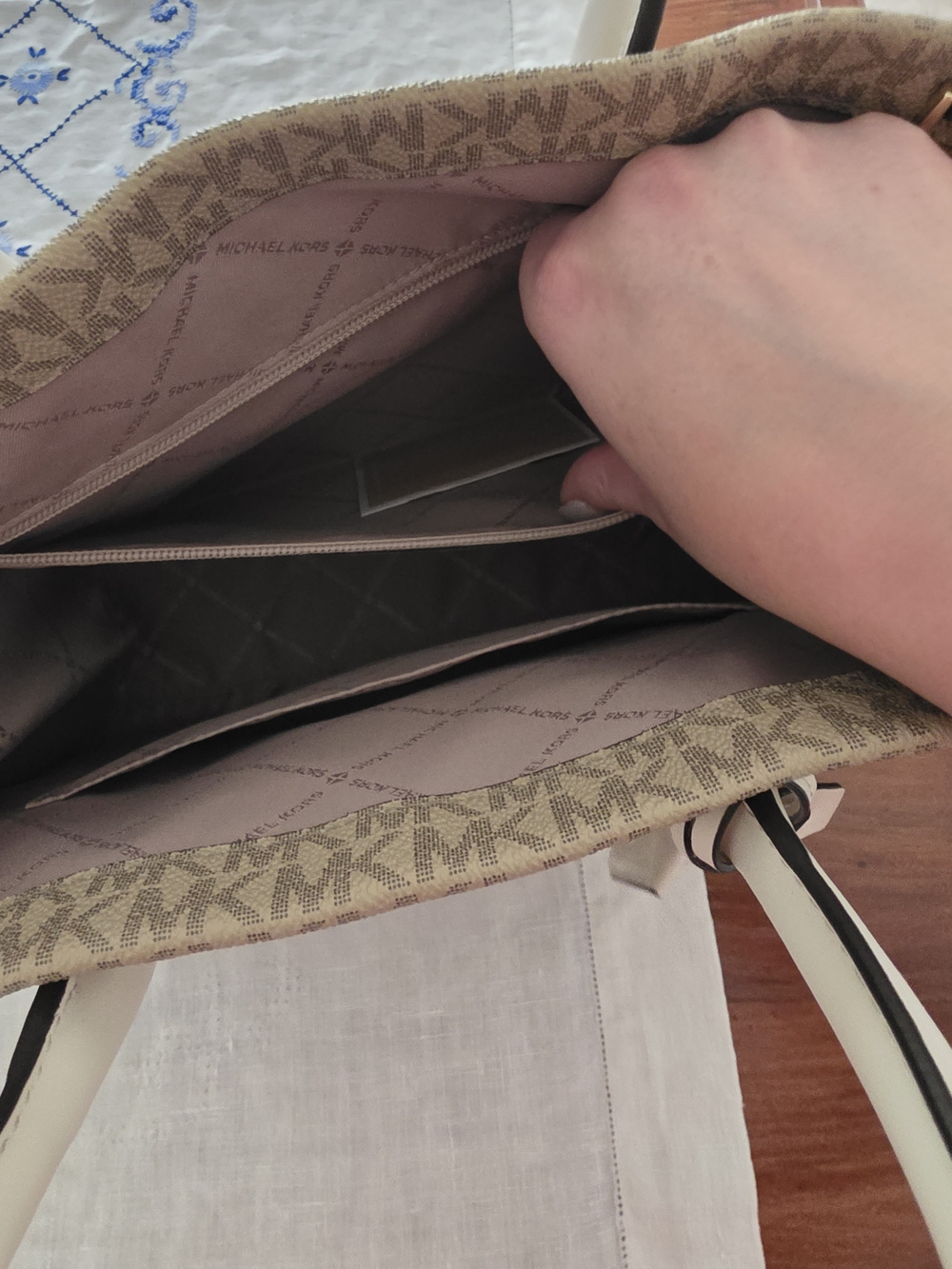 Michael Kors Jet Set Tote in Beige Logo Print with Cream Trim - Picture 4 of 6